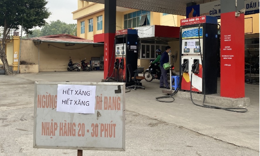 Thời gian gần đây, xuất hiện khá nhiều cây xăng treo biển ngừng bán hàng vì hết xăng dầu.