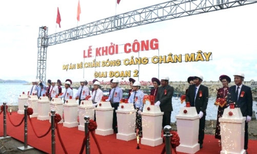 Khởi công xây dựng công trình Đê chắn sóng cảng Chân Mây giai đoạn 2