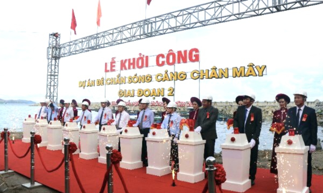 Lãnh đạo Bộ Giao thông Vận tải và tỉnh Thừa Thiên - Huế phát lệnh khởi công xây dựng Đê chắn sóng cảng Chân Mây(giai đoạn 2)