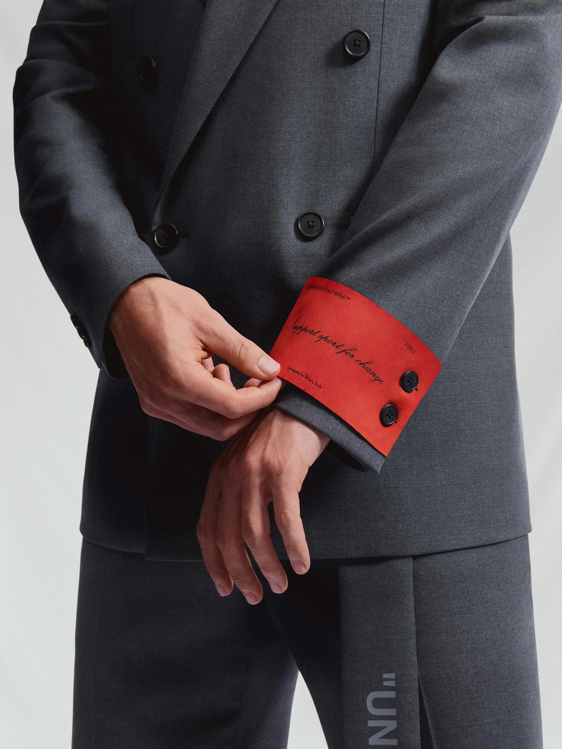 Ngoài áo khoác, Off-White giới thiệu những bộ suit lịch lãm và những chiếc xe bus của AC Milan cũng được thay đổi diện mạo.