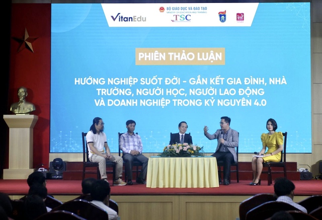Hội thảo "Hướng nghiệp suốt đời-Gắn kết gia đình, nhà trường, người học, người lao động và doanh nghiệp trong kỷ nguyên 4.0" - Ảnh: VGP/Nhật Nam