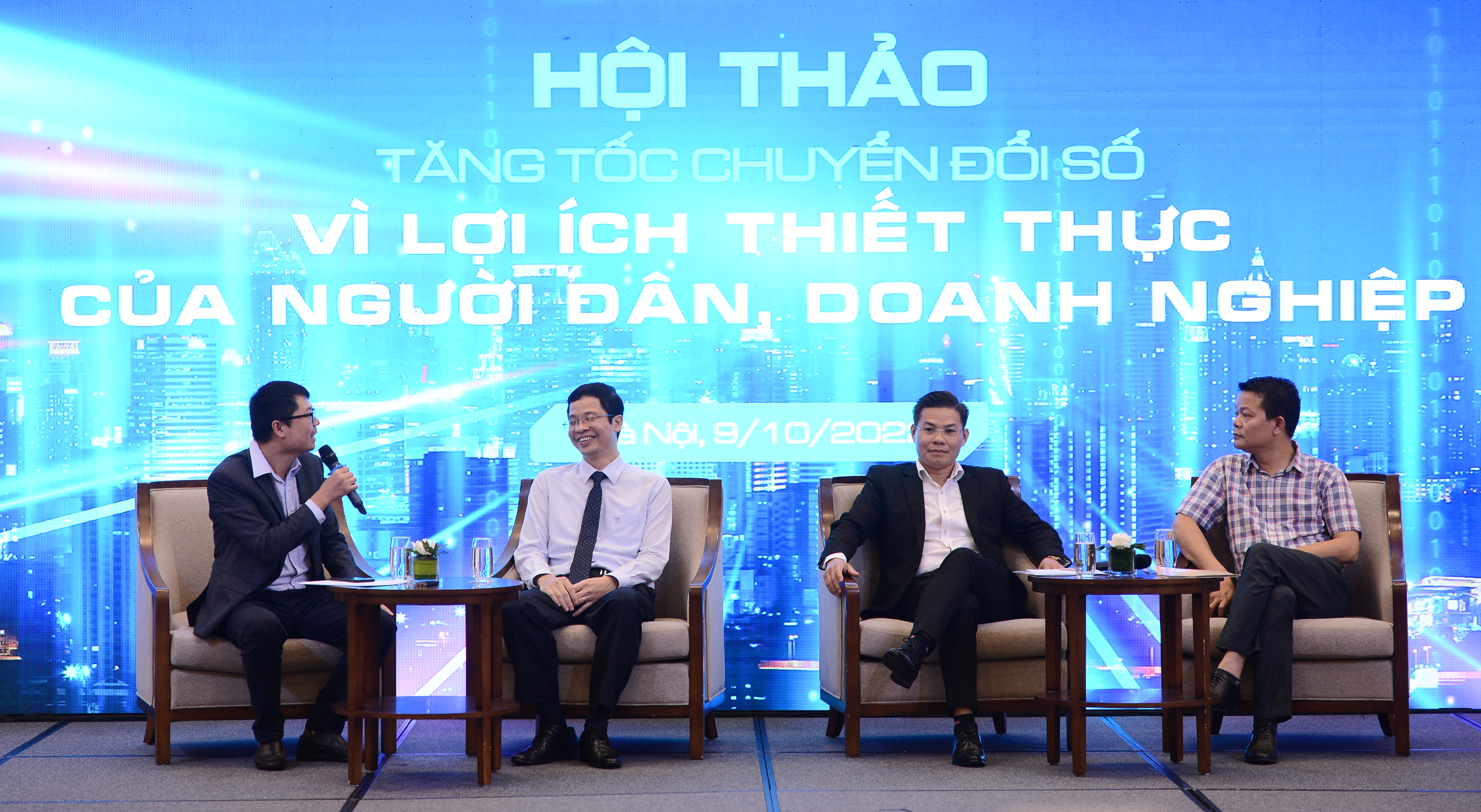 Các chuyên gia chia sẻ tại hội thảo "Tăng tốc chuyển đổi số: Vì lợi ích của người dân, doanh nghiệp".