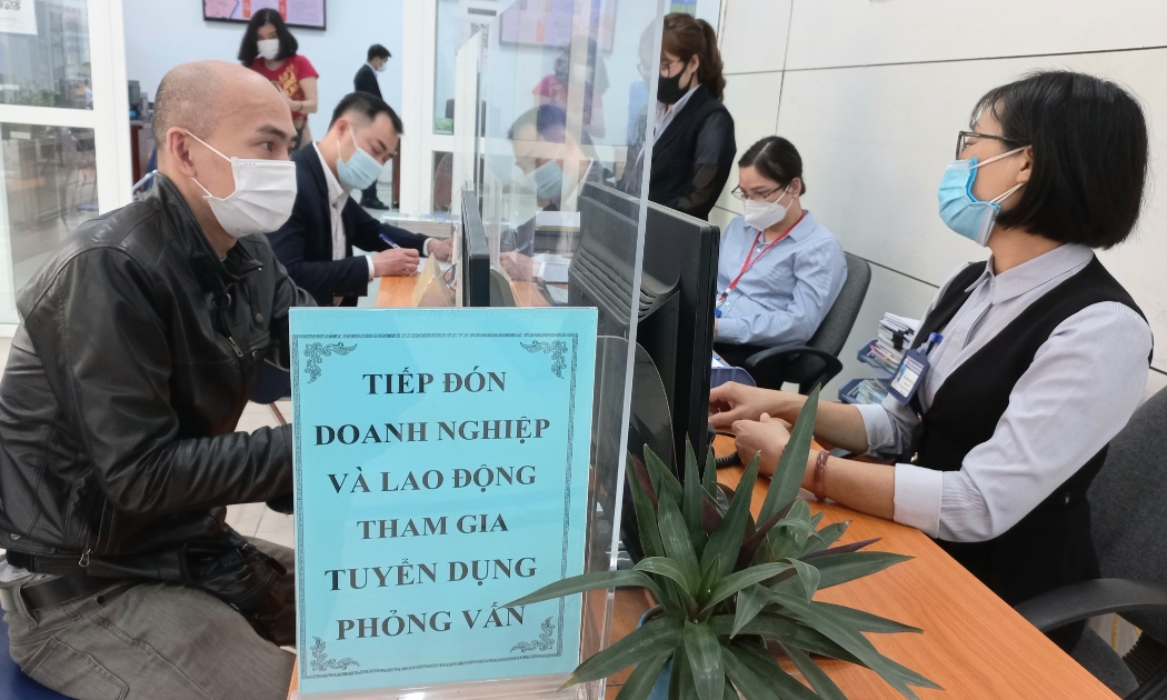 Người lao động đăng ký tìm việc làm. Ảnh - Nhật Dương.