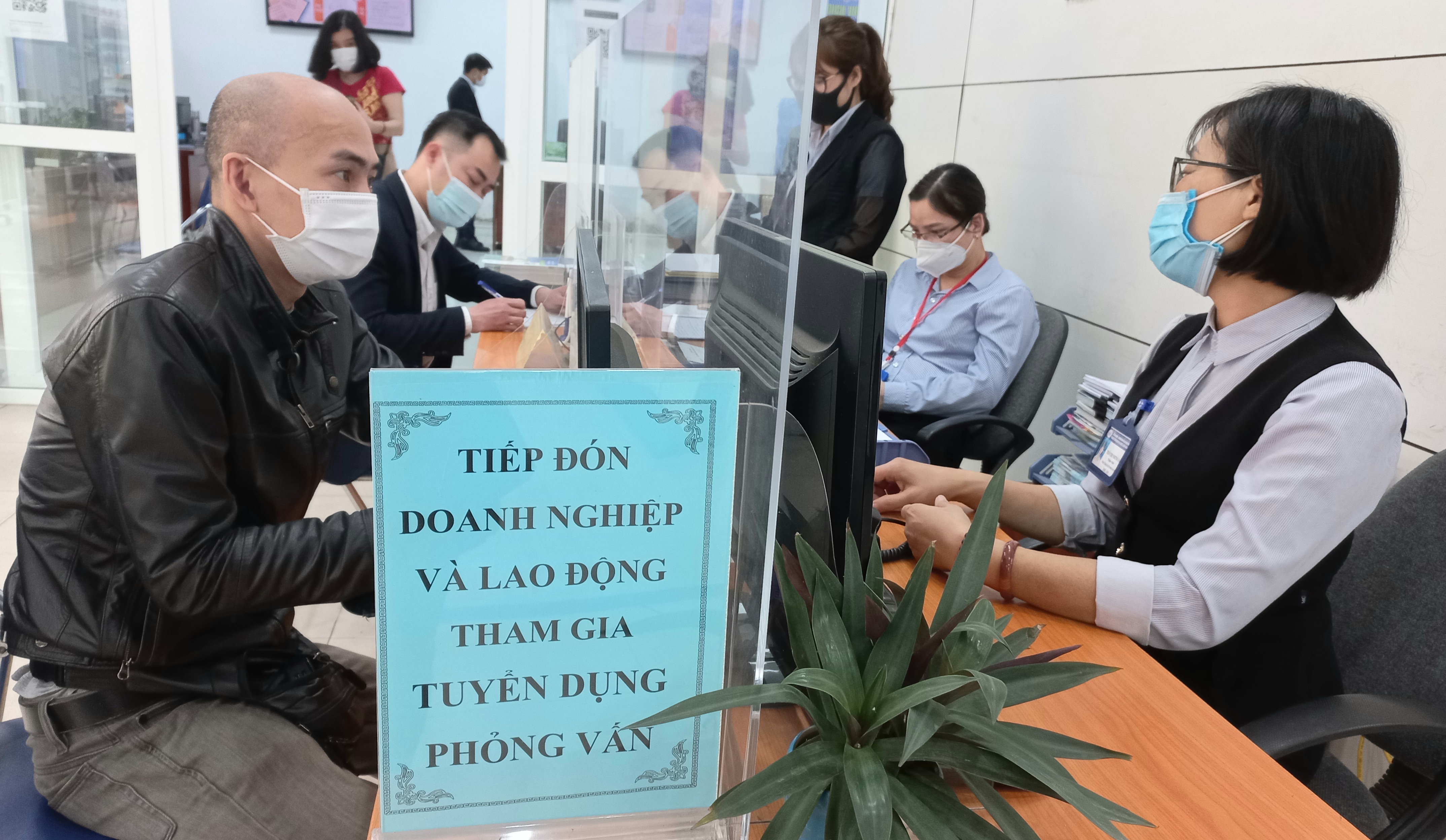 Người lao động đăng ký tìm việc làm. Ảnh - Nhật Dương. 