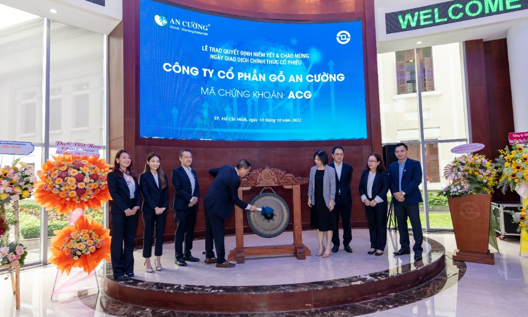 Ông Lê Đức Nghĩa- Chủ tịch Hội đồng Quản trị Công ty Cổ phần Gỗ An Cường thực hiện nghi thức đánh cồng mừng ngày giao dịch đầu tiên của cổ phiếu ACG trên sàn HoSE.