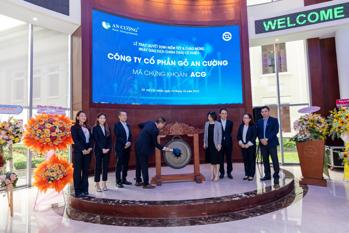 Ông Lê Đức Nghĩa- Chủ tịch Hội đồng Quản trị Công ty Cổ phần Gỗ An Cường thực hiện nghi thức đánh cồng mừng ngày giao dịch đầu tiên của cổ phiếu ACG trên sàn HoSE.