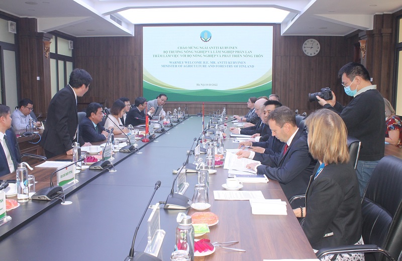 Bộ trưởng Bộ&nbsp;N&ocirc;ng nghiệp v&agrave; Ph&aacute;t triển n&ocirc;ng th&ocirc;n L&ecirc; Minh Hoan hội đ&agrave;m với Ng&agrave;i Antti Kurvinen - Bộ trưởng N&ocirc;ng nghiệp v&agrave; L&acirc;m nghiệp Phần Lan.
