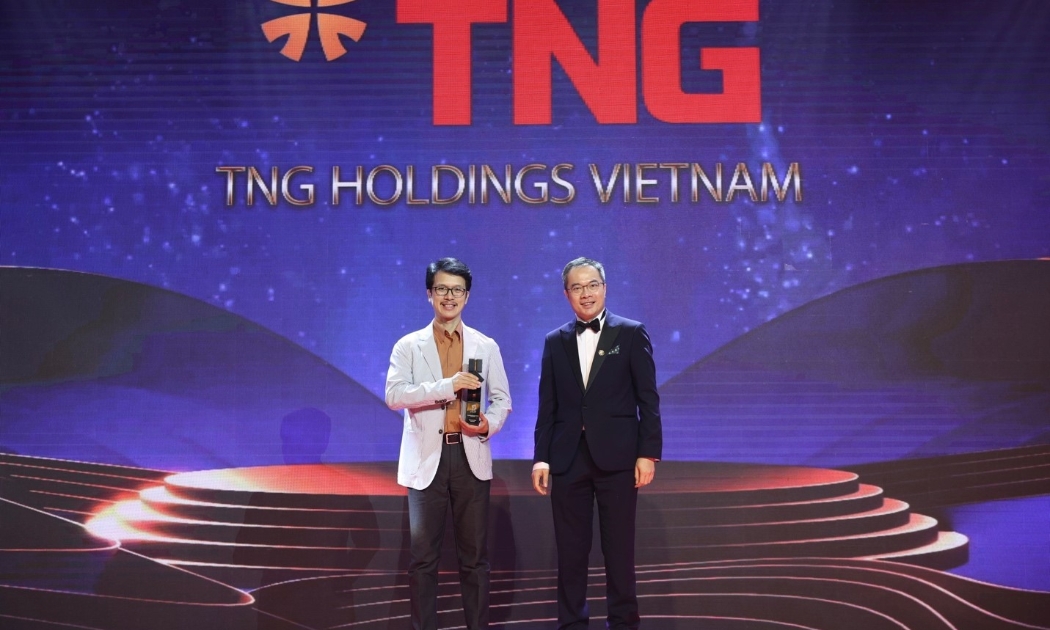 Ông Trần Tuấn Việt - Giám đốc khối Truyền thông và Marketing, đại diện Tập đoàn TNG Holdings Vietnam nhận giải thưởng “Doanh nghiệp xuất sắc châu Á”.
