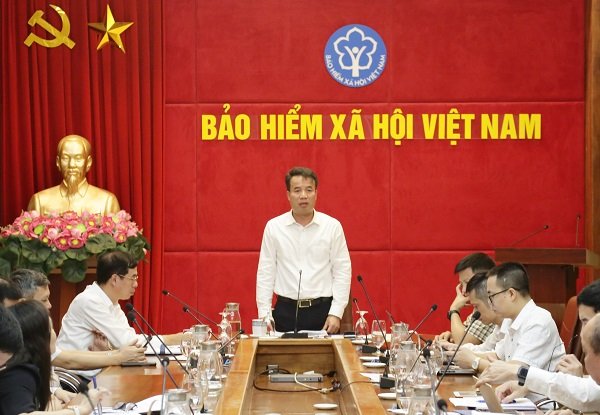 Tổng Giám đốc Bảo hiểm xã hội Việt Nam Nguyễn Thế Mạnh chủ trì buổi làm việc về việc triển khai các nhiệm vụ theo Đề án 06 của Chính phủ. Ảnh - Bảo hiểm xã hội Việt Nam.