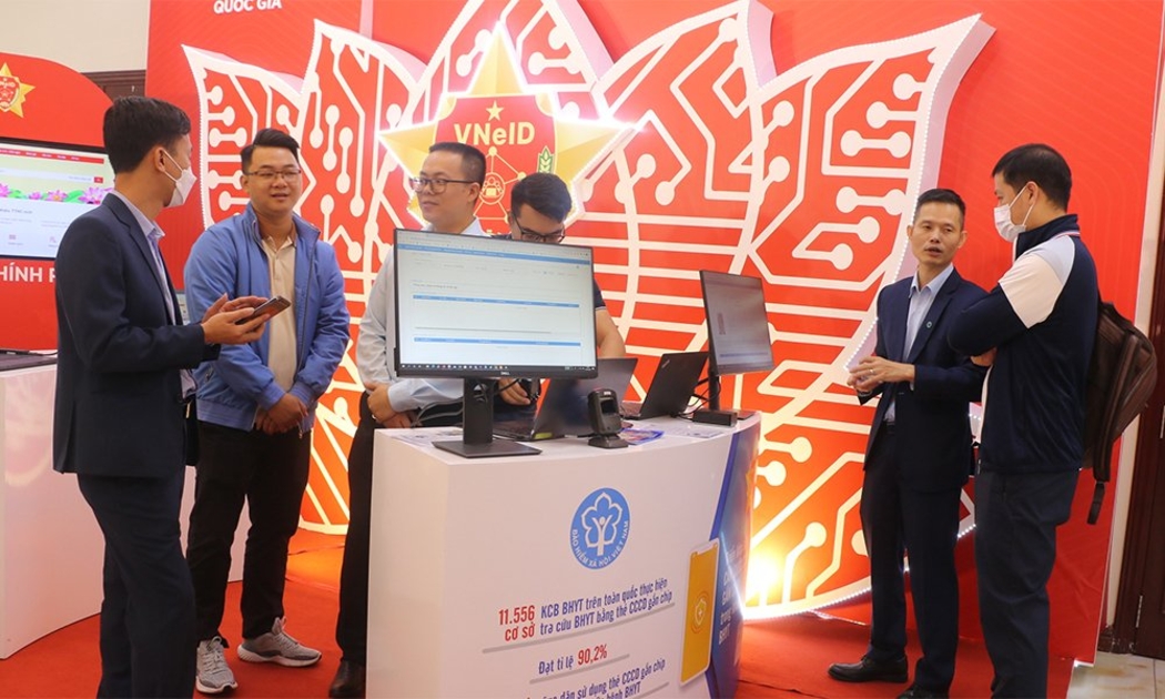 Trưng bày ứng dụng ăn cước công dân gắn chíp trong khám chữa bệnh bảo hiểm y tế. Ảnh - Bảo hiểm xã hội Việt Nam.