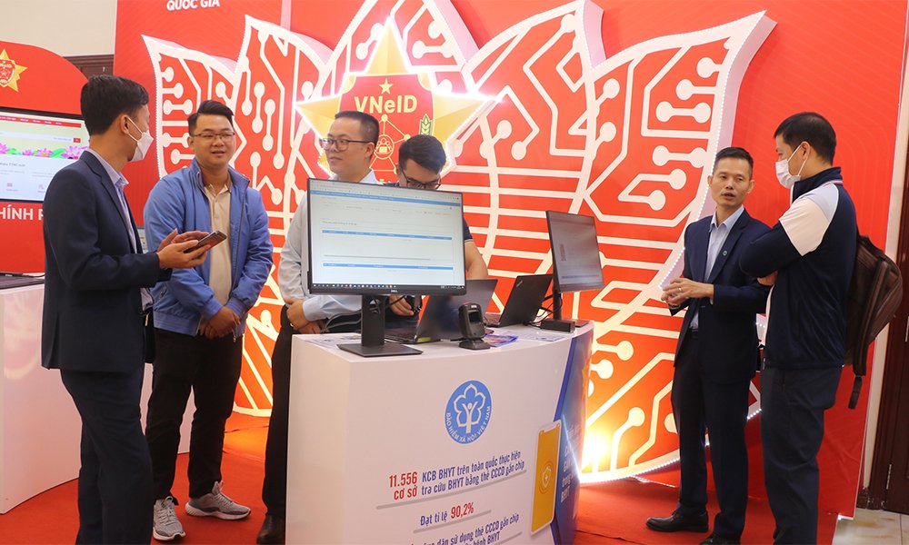 Trưng bày ứng dụng ăn cước công dân gắn chíp trong khám chữa bệnh bảo hiểm y tế. Ảnh - Bảo hiểm xã hội Việt Nam.