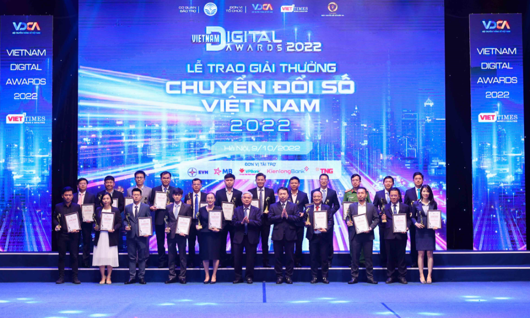 Thứ trưởng Bộ Thông tin và Truyền thông Nguyễn Huy Dũng và Nguyên Bộ trưởng Bộ Khoa học và Công nghệ Nguyễn Quân trao giải cho các tổ chức, đơn vị.