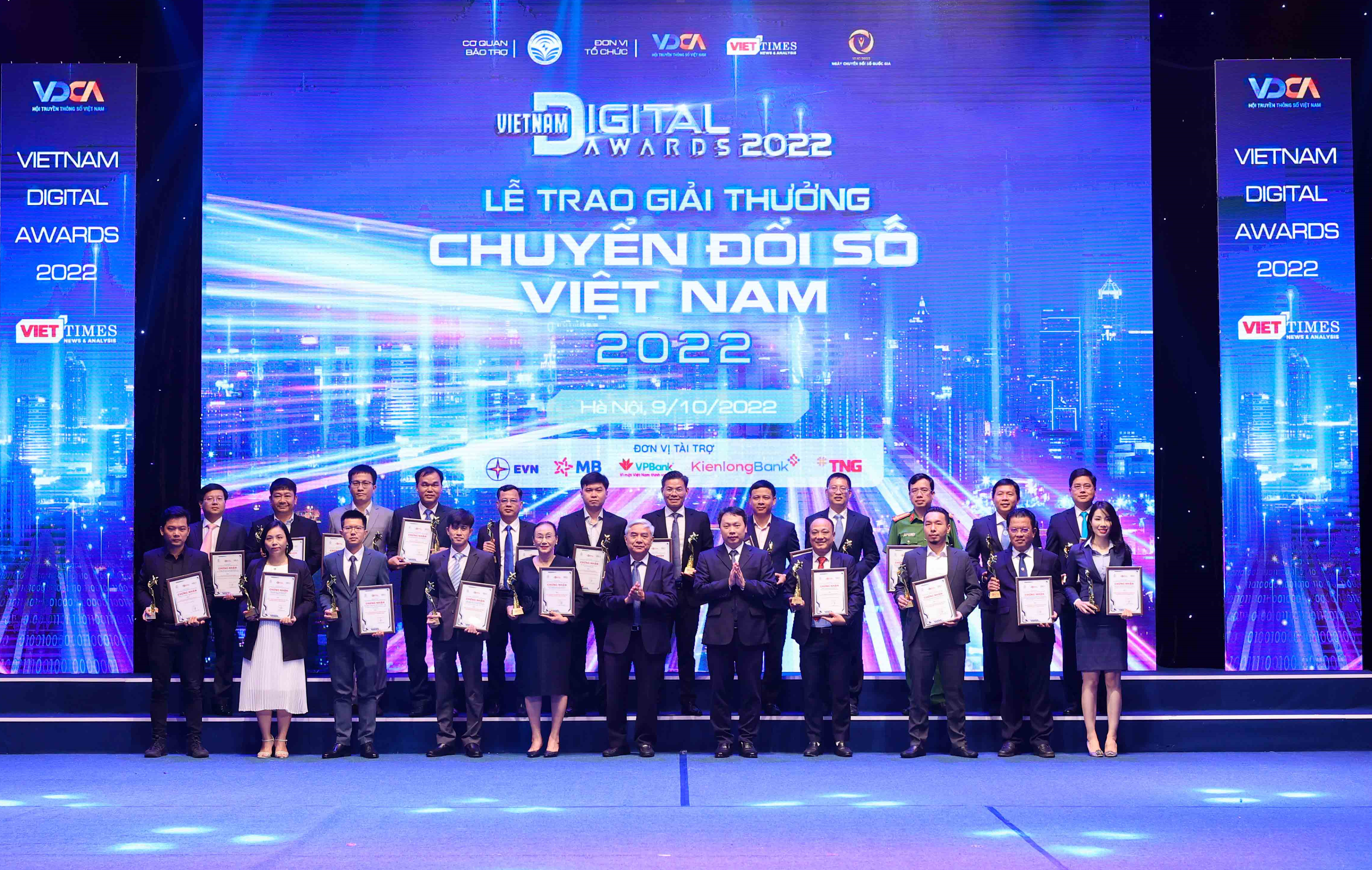Thứ trưởng Bộ Thông tin và Truyền thông Nguyễn Huy Dũng và Nguyên Bộ trưởng Bộ Khoa học và Công nghệ Nguyễn Quân trao giải cho các tổ chức, đơn vị.