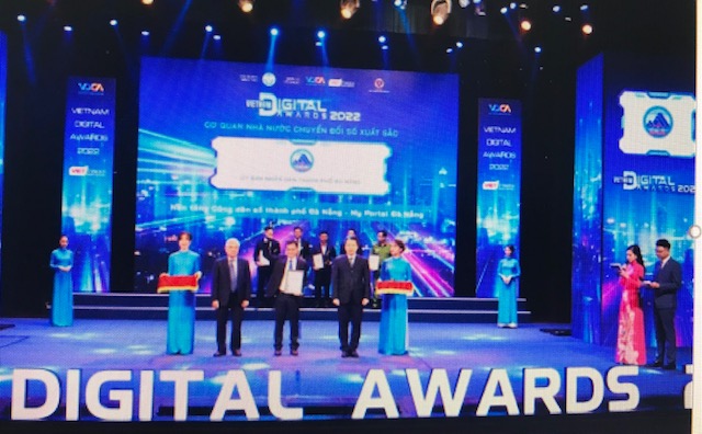 Ông Trần Ngọc Thạch, Phó Giám đốc Sở Thông tin và Truyền thông (người đứng giữa), đại diện UBND thành phố Đà Nẵng nhận giải thưởng Chuyển đổi số Việt Nam năm 2022.