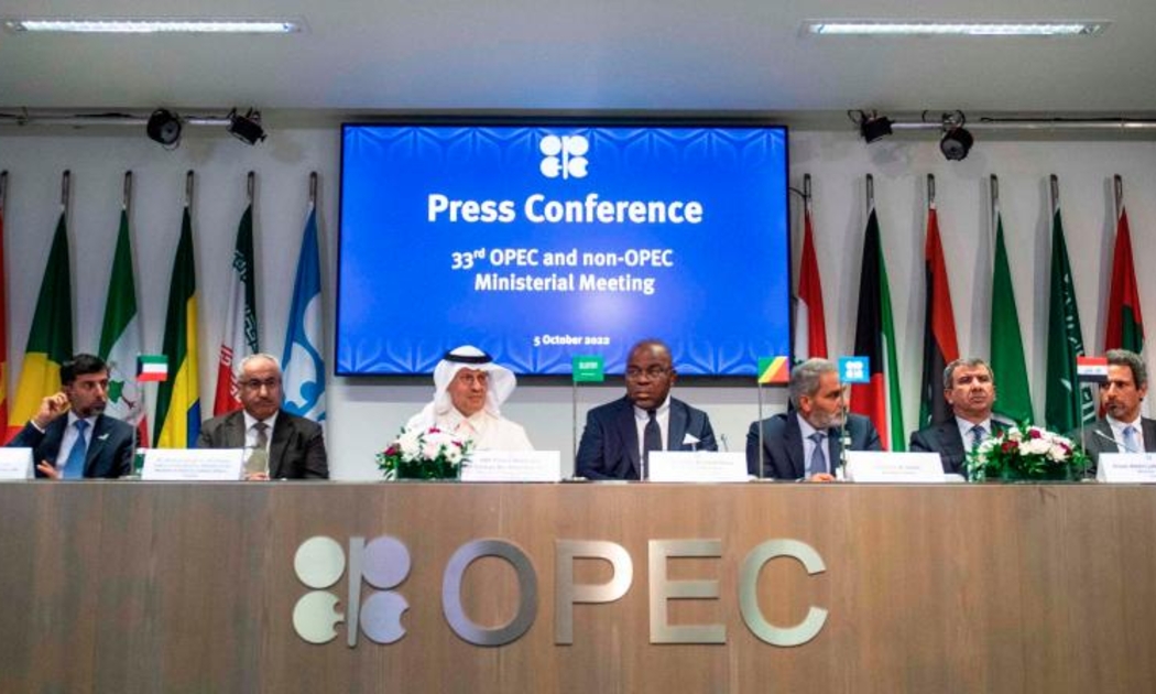 Đại diện của các nước thành viên OPEC tham dự họp báo sau cuộc họp của ủy ban giám sát cấp bộ trưởng và Hội nghị Bộ trưởng OPEC và ngoài OPEC tại Vienna, Áo ngày 5/10 - Ảnh: AFP