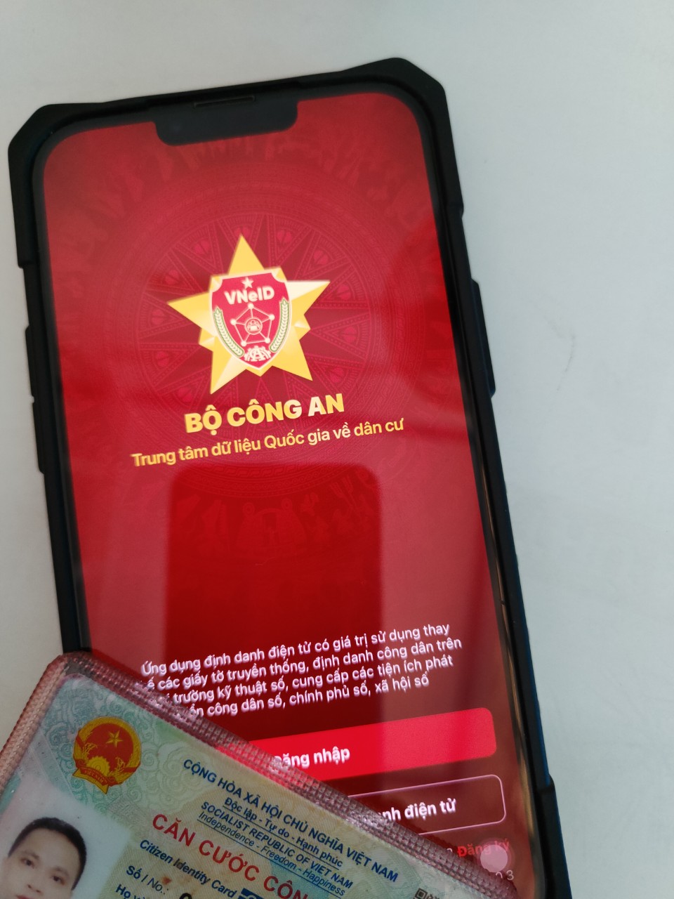 Tài khoản định danh điện tử mức độ 2 của công dân Việt Nam có giá trị tương đương như việc sử dụng thẻ căn cước công dân (Ảnh minh họa).