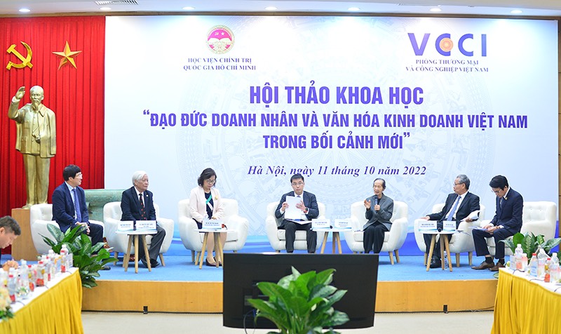Các diễn giả tham gia phiên toạ đàm về đạo đức, văn hoá kinh doanh.