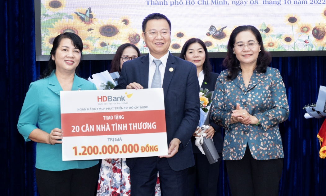 Ông Hoàng Đức Long - Giám đốc Khối Nguồn vốn và Kinh doanh tiền tệ - đại diện HDBank trao bảng tượng trưng kinh phí hỗ trợ xây dựng 20 căn nhà tình thương cho UBMTTQ Việt Nam Tp.HCM.
