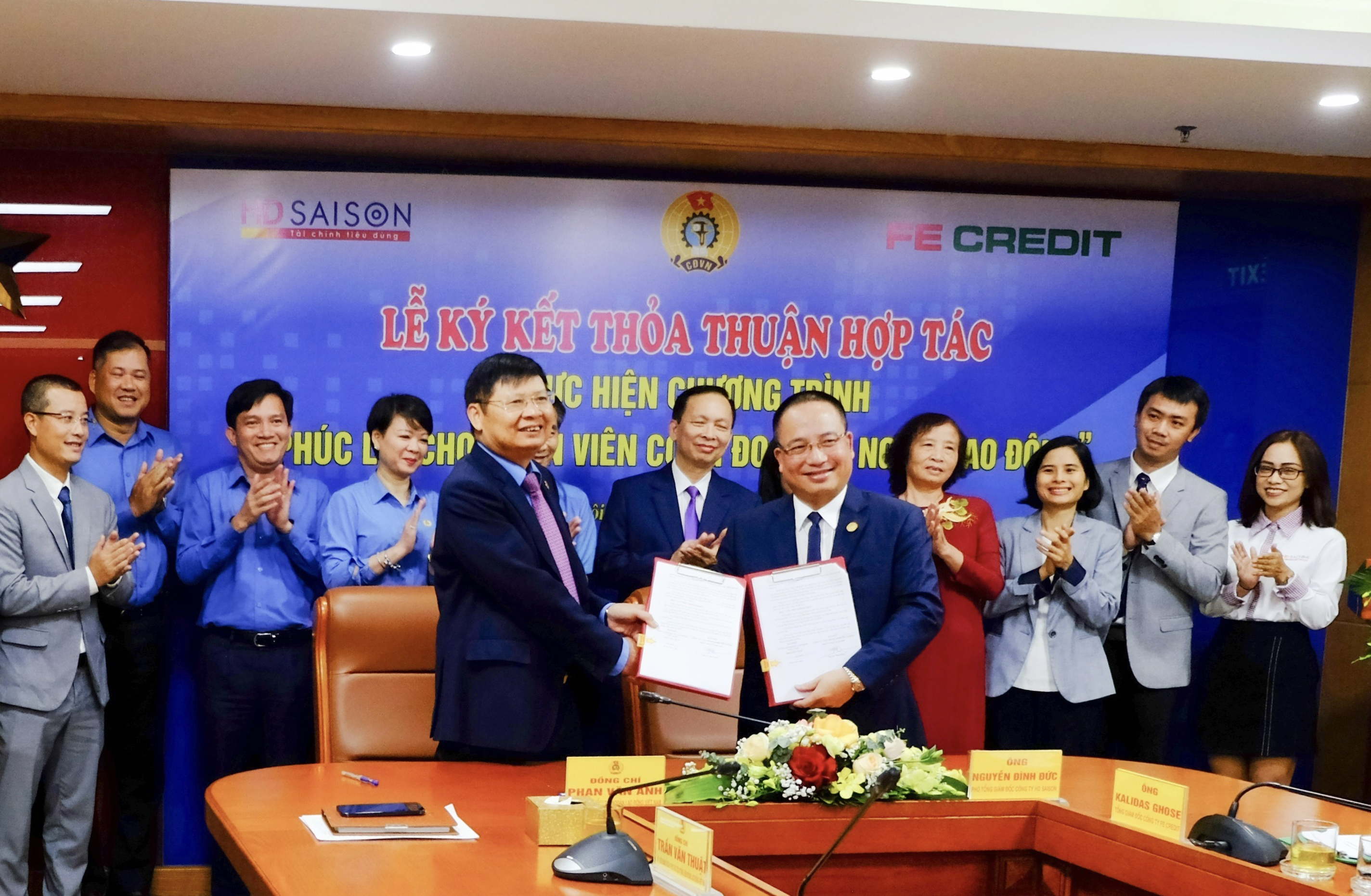 Ông Phan Văn Anh - Phó chủ tịch Tổng liên đoàn lao động Việt Nam (trái) và ông Nguyễn Đình Đức - Phó Tổng Giám đốc HD Saison thực hiện nghi thức ký kết..