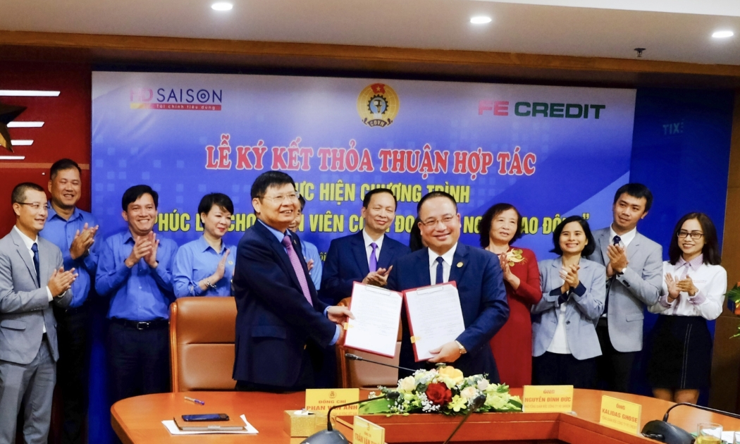 Ông Phan Văn Anh - Phó chủ tịch Tổng liên đoàn lao động Việt Nam (trái) và ông Nguyễn Đình Đức - Phó Tổng Giám đốc HD Saison thực hiện nghi thức ký kết..