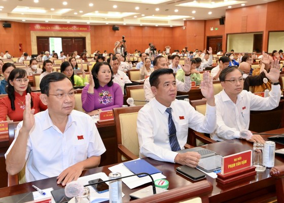 Các đại biểu HĐND TP.HCM biểu quyết thông qua 10 nghị quyết tại phiên khai mạc. Ảnh: Việt Dũng.