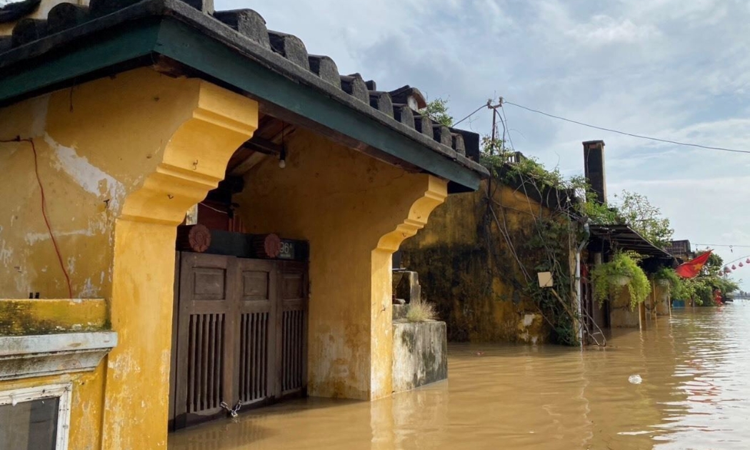 Đường Bạch Đằng, Hội An ngập sâu trong nước (CTV)