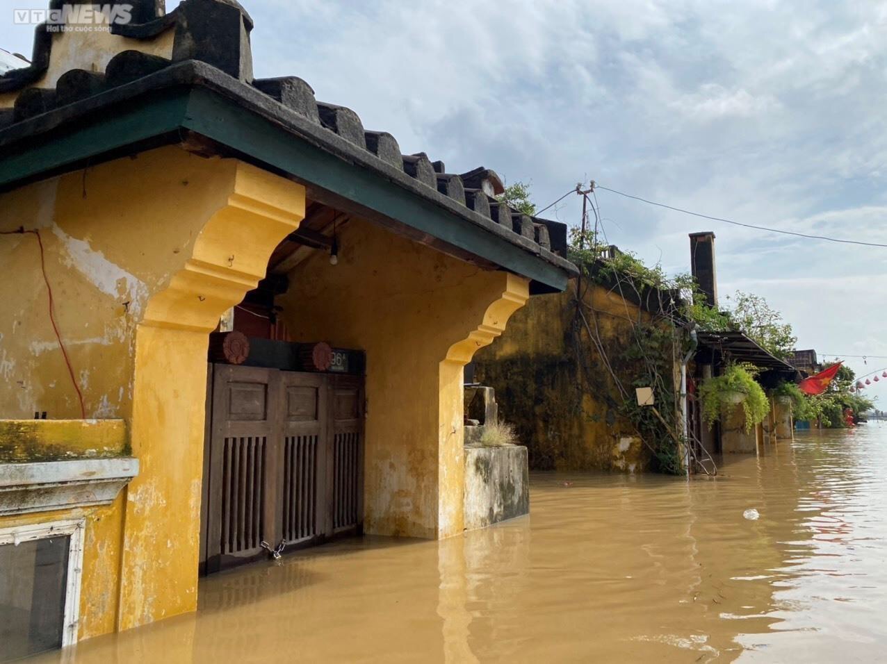 Đường Bạch Đằng, Hội An ngập sâu trong nước (CTV)