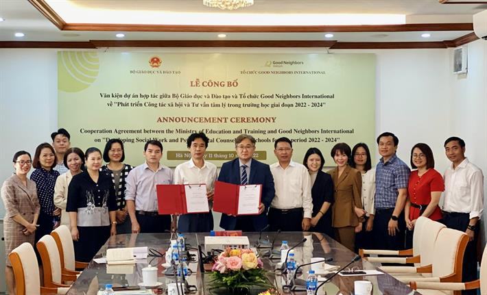 Vụ trưởng Vụ GD Chính trị và Công tác HSSV Phạm Hùng Anh và Ông Park Dong Chul, Trưởng đại diện Tổ chức GNI tại Việt Nam trao Văn kiện