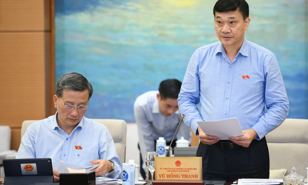 Chủ nhiệm Ủy ban Kinh tế Vũ Hồng Thanh trình bày báo cáo thẩm tra đánh giá thực hiện Kế hoạch phát triển kinh tế - xã hội năm 2022
