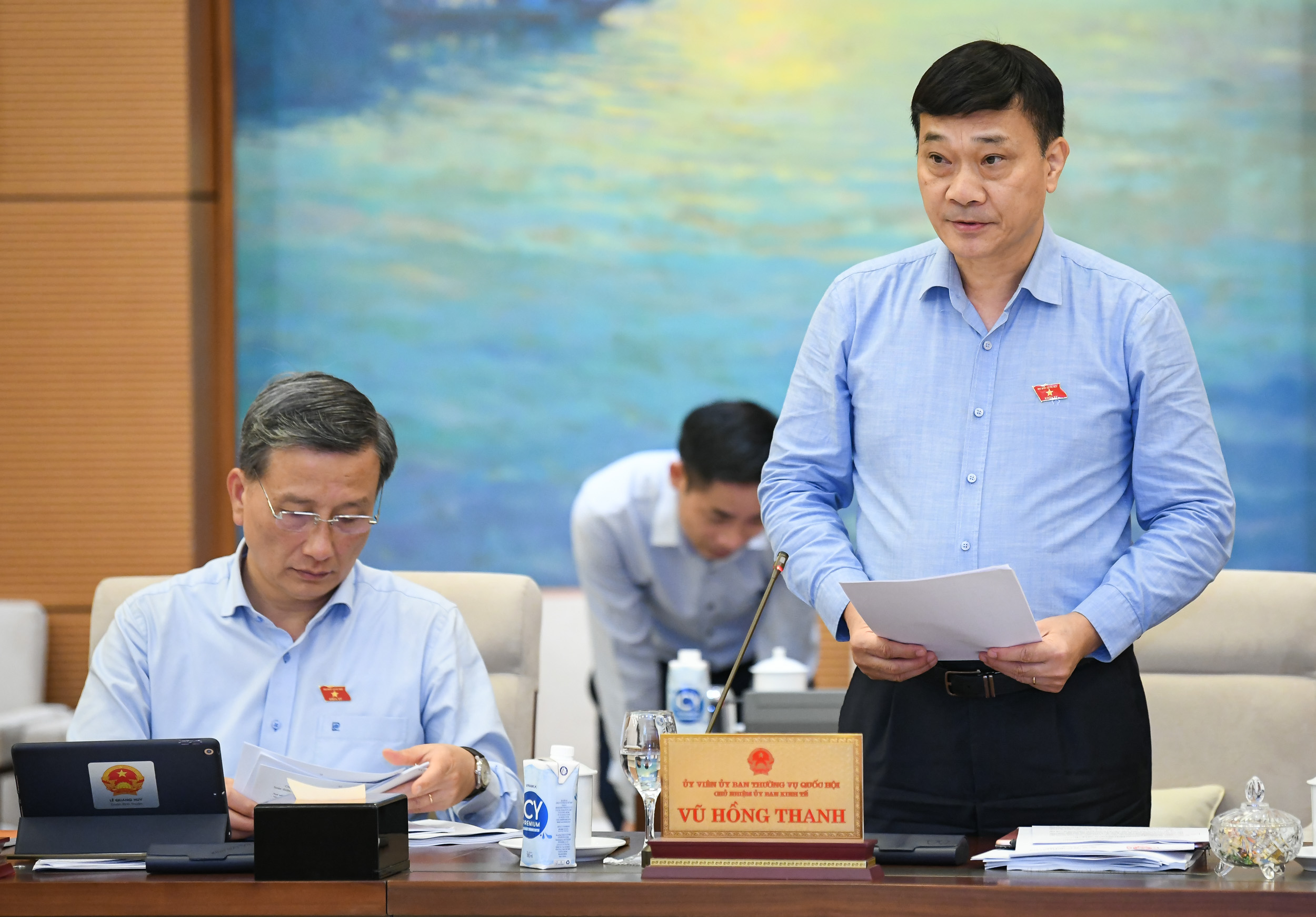 Chủ nhiệm Ủy ban Kinh tế Vũ Hồng Thanh trình bày báo cáo thẩm tra đánh giá thực hiện Kế hoạch phát triển kinh tế - xã hội năm 2022