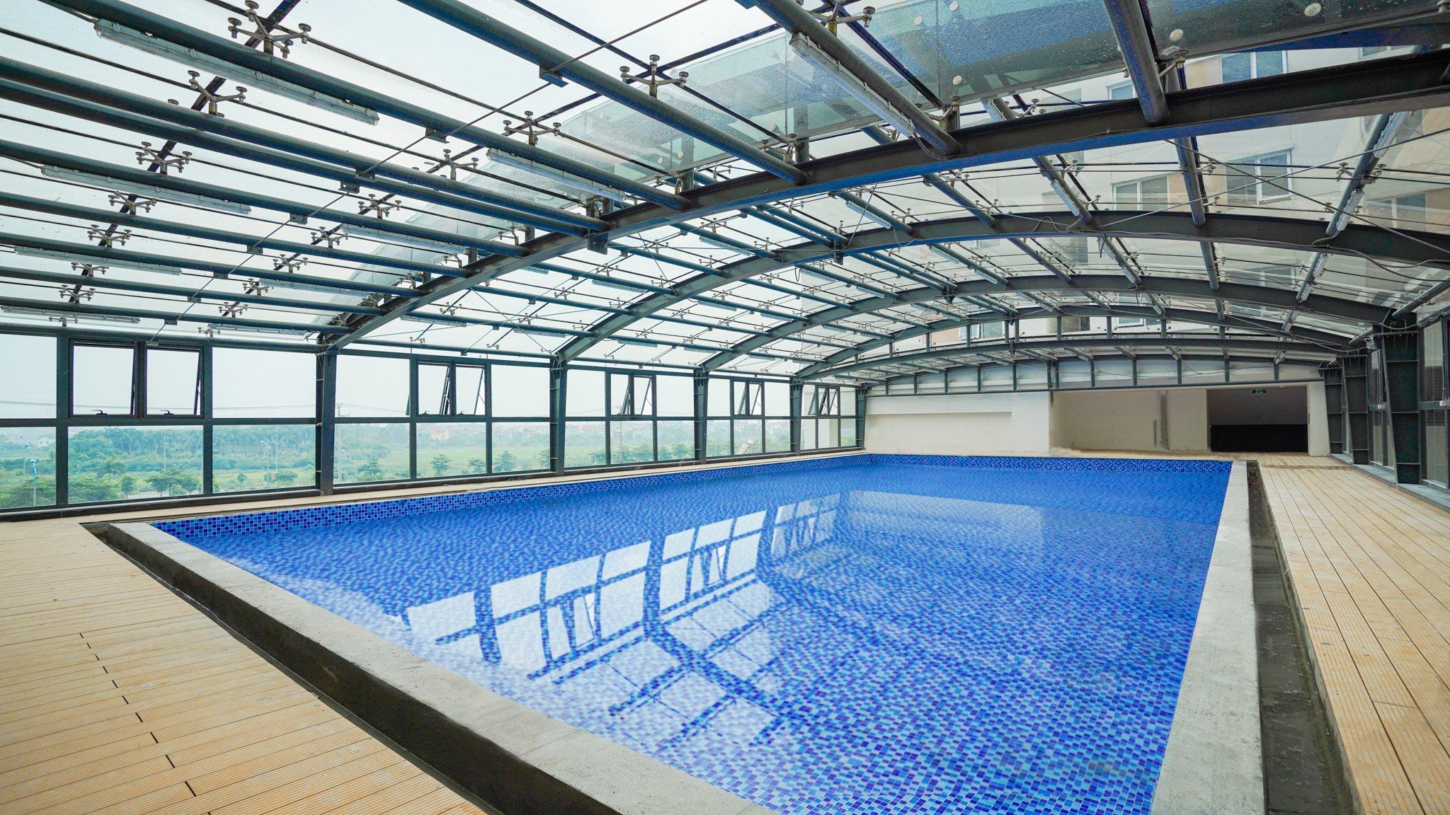 Bể bơi bốn m&ugrave;a d&agrave;nh cho cư d&acirc;n t&ograve;a Park 1 v&agrave; Park 2.