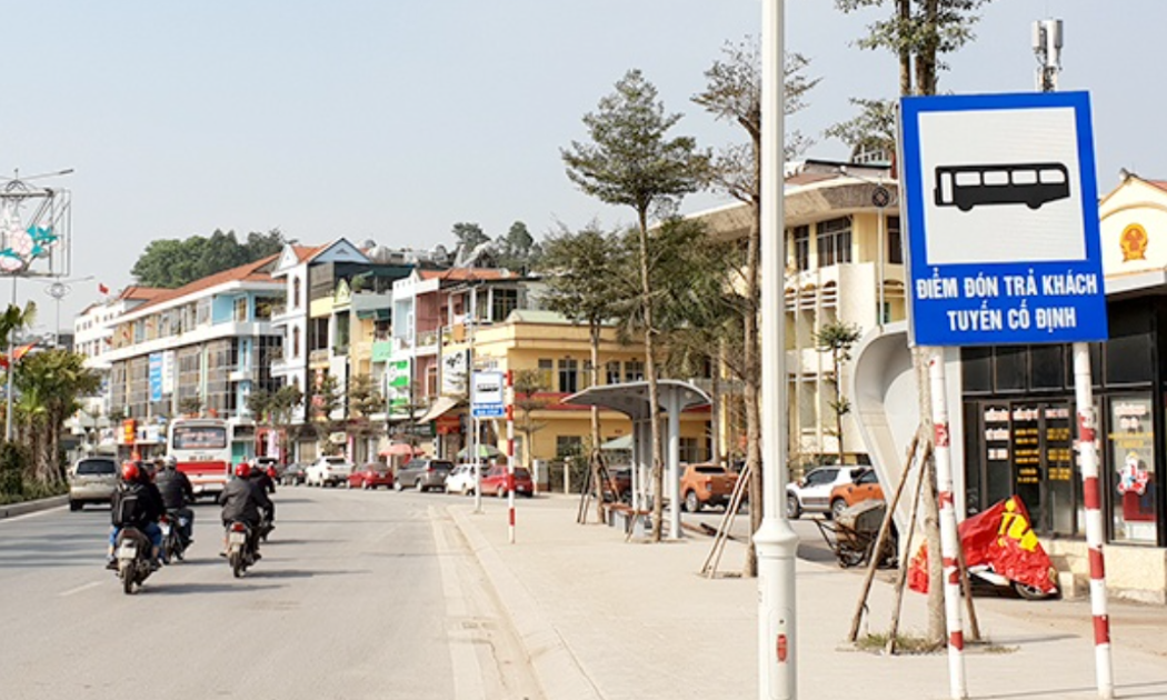 Các điểm dừng đỗ này phân bố dọc theo các quốc lộ hướng vào thành phố như Quốc lộ 32, đường Võ Văn Kiệt, Quốc lộ 32, Quốc lộ 3...