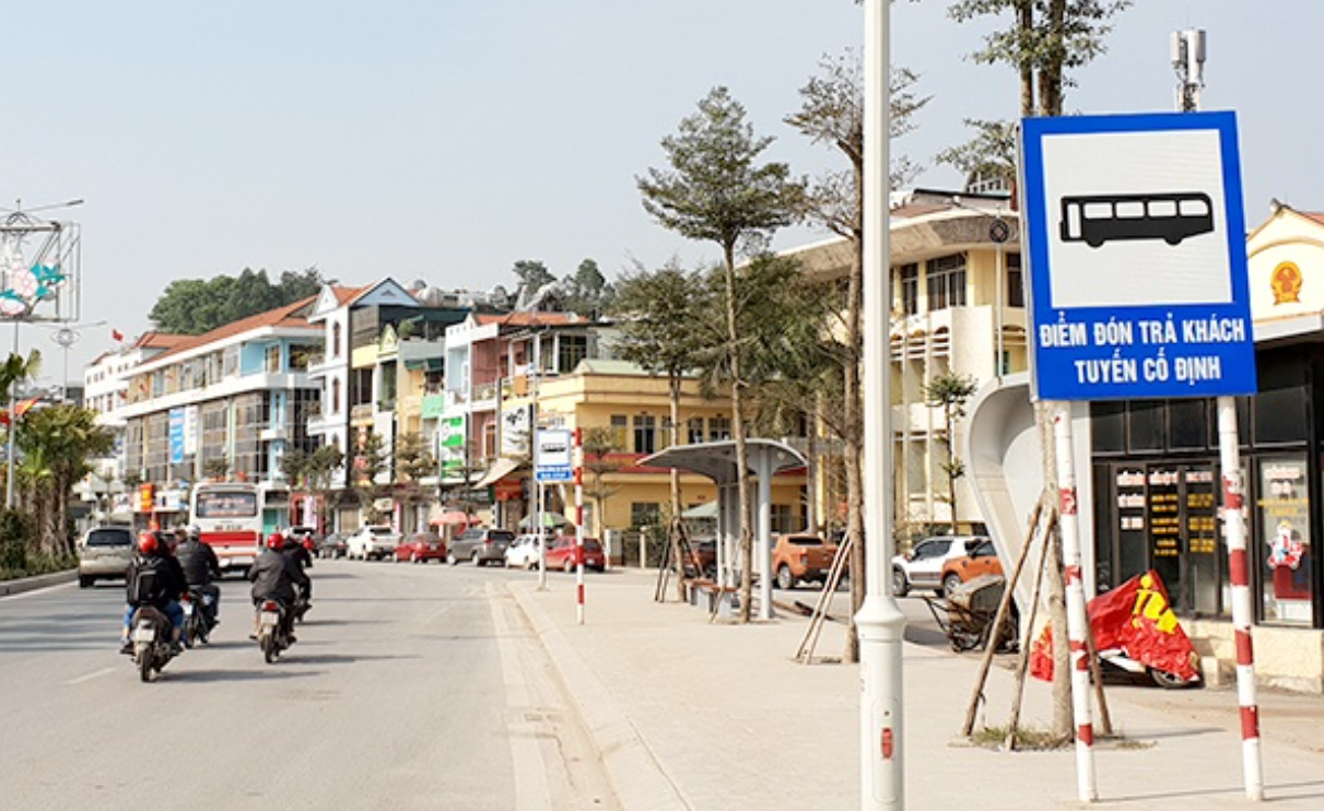 Các điểm dừng đỗ này phân bố dọc theo các quốc lộ hướng vào thành phố như Quốc lộ 32, đường Võ Văn Kiệt, Quốc lộ 32, Quốc lộ 3...