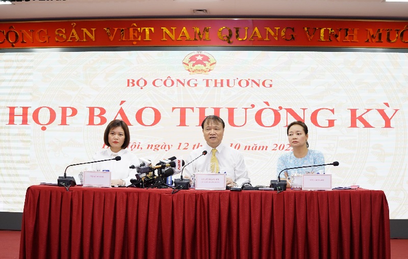 Thứ trưởng Đỗ Thắng Hải (giữa) giải đ&aacute;p về vấn đề li&ecirc;n quan đến điều h&agrave;nh xăng dầu.