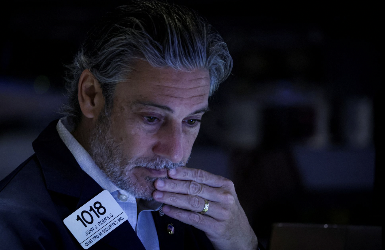 Một nhà giao dịch cổ phiếu trên sàn NYSE ở New York - Ảnh: Reuters.