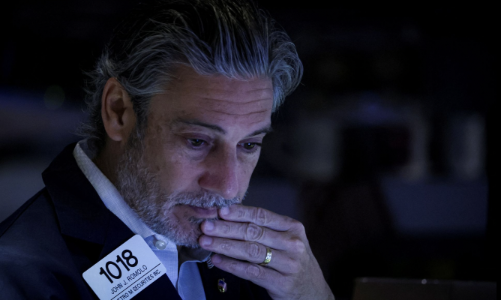 Chứng khoán Mỹ lại “đỏ”, giá dầu trượt dốc vì nguy cơ suy thoái toàn cầu