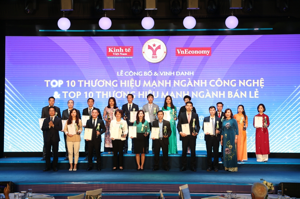 Top 10 Thương hiệu mạnh - Ngành công nghệ 2022: Tổng Công ty Viễn thông Mobifone, Tổng Công ty Bưu điện Việt Nam (Vietnampost), Công ty CP VNG, Công ty CP BKAV, Công ty CP Tập đoàn Công nghệ CMC, Công ty CP Thế giới số (Digiworld), Công ty CP Misa, Tập đoàn Công nghệ G-Group, Công ty CP Giải pháp thanh toán Việt Nam (VNPay), Công ty TNHH 1C Việt Nam. Top 10 Thương hiệu mạnh - Ngành bán lẻ 2022: Tập đoàn Xăng dầu Việt Nam (Petrolimex), Công ty CP DVTM Tổng hợp Wincommerce, Tổng Công ty Thương mại Hà Nội (Hapro), Công ty CP Bán lẻ Kỹ thuật số FPT, Công ty CP Vua Nệm, Liên hiệp hợp tác xã thương mại Thành phố Hồ Chí Minh (Sài Gòn Co.op), Công ty CP Phát hành sách Thành phố Hồ Chí Minh (FAHASA), Trung Tâm Kinh doanh Thời trang Vinatex (Vinatex Mart).