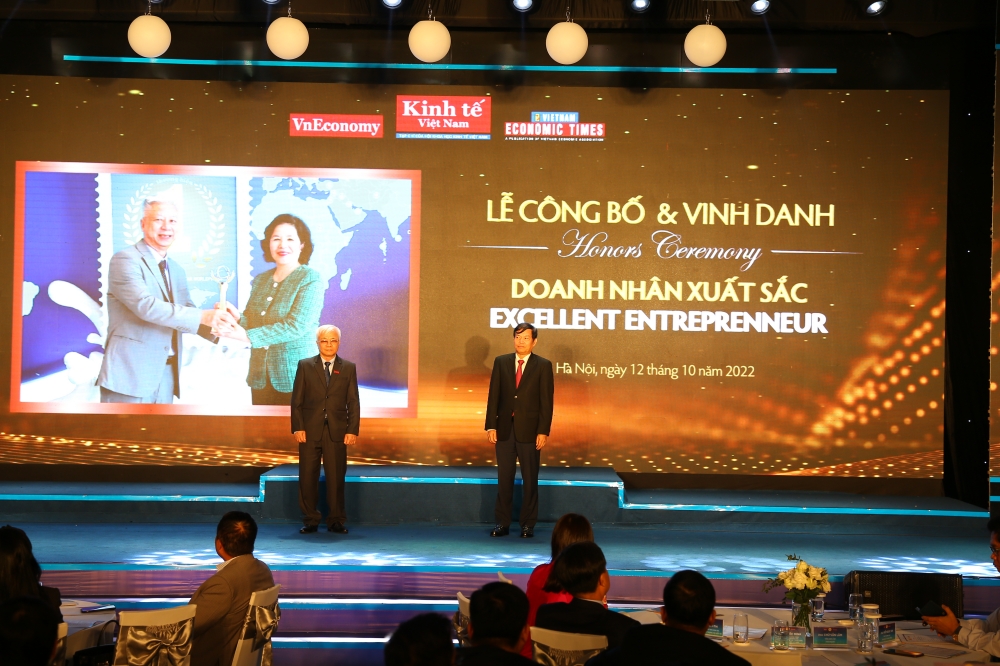 Top doanh nh&acirc;n xuất sắc năm 2022 gồm b&agrave; Mai Kiều Li&ecirc;n -&nbsp; Tổng Gi&aacute;m đốc C&ocirc;ng ty Cổ phần sữa Vinamilk...