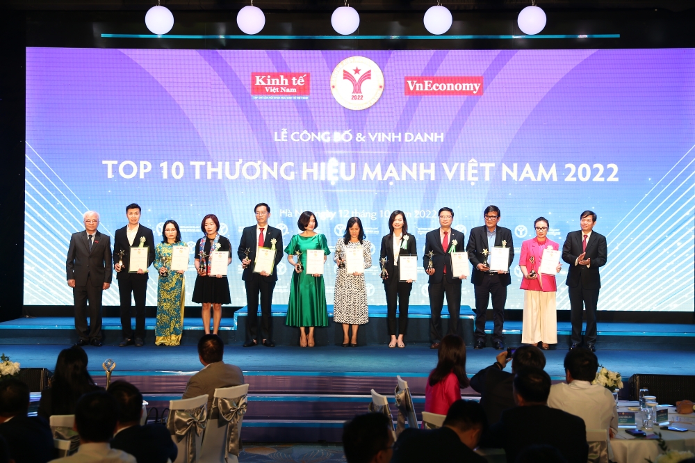 Top 10 Thương hiệu mạnh Việt Nam 2022: Công ty CP Sữa Việt Nam (Vinamilk), Ngân hàng TMCP Ngoại Thương Việt Nam (Vietcombank), Tập đoàn Công nghiệp - Viễn thông Quân đội (Viettel), Tập đoàn Dầu khí Việt Nam (PetroVietnam), Tập đoàn Điện lực Việt Nam (EVN), Tập đoàn Vingroup, Công ty CP Tập đoàn Trường Hải (THACO), Công ty CP Tập đoàn Hòa Phát, Công ty CP Tập đoàn Masan, Công ty CP Tập đoàn Mặt Trời (Sun Group).