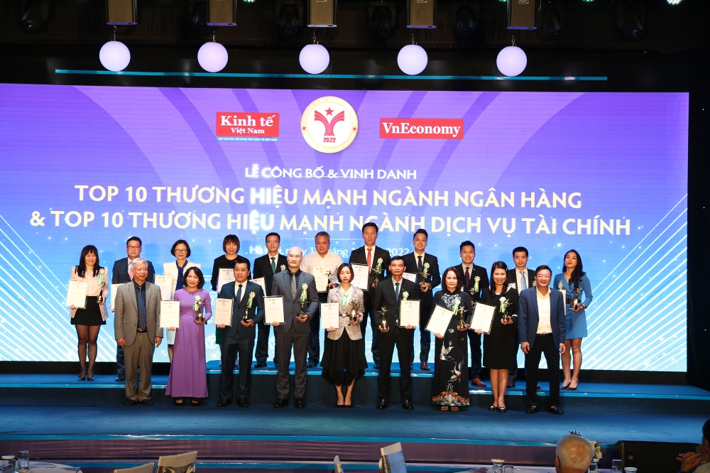 Top 10 Thương hiệu mạnh - Ngành ngân hàng 2022: Ngân hàng Nông nghiệp và Phát triển Nông thông Việt Nam (Agribank), Ngân hàng TMCP Công thương Việt Nam (Vietinbank), Ngân hàng TMCP Đầu tư và Phát triển Việt Nam (BIDV), Ngân hàng TMCP Quân đội (MB), Ngân hàng TMCP Việt Nam Thịnh Vượng (VPBank), Ngân hàng TMCP Tiên Phong (TPBank), Ngân hàng TMCP Phương Đông (OCB), Ngân hàng TMCP Á Châu (ACB), Ngân hàng TMCP Đông Nam Á (Seabank), Ngân hàng TMCP Quốc Dân (NCB). Top 10 Thương hiệu mạnh - Ngành dịch vụ tài chính 2022: Công ty CP Chứng khoán VnDirect, Công ty CP Chứng khoán SSI, Công ty TNHH Chứng khoán Ngân hàng TMCP Ngoại thương Việt Nam (VCBS), Tổng Công ty CP Bảo hiểm Quân đội, Tổng Công ty CP Bảo hiểm Bưu Điện (PTI), Tổng Công ty Cổ phần Bảo hiểm Hàng không (VNI), Tổng Công ty CP Bảo Minh, Công ty Tài chính TNHH Ngân hàng Việt Nam Thịnh Vượng, Công ty Tài chính CP Điện Lực (EVN Finance), Công ty Tài chính CP Tín Việt (VietCredit).