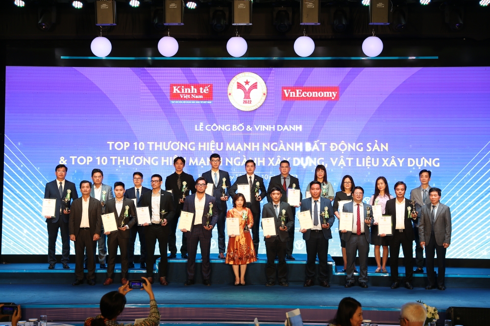 Top 10 Thương hiệu mạnh - Ngành bất động sản 2022: Công ty CP Hưng Thịnh Land, Công ty CP Tập đoàn Ecopark, Công ty CP Địa ốc Phú Long, Công ty TNHH Tập đoàn Bitexco, Công ty CP Tập đoàn Mikgroup (Mik Group), Công ty CP Đầu tư phát triển bất động sản TNR Holdings Việt Nam, Công ty CP Tập đoàn Đất Xanh, Công ty CP Đầu tư Bất động sản Toàn cầu (GP Invest), Công ty CP Đầu tư và phát triển bất động sản Hudland. Top 10 Thương hiệu mạnh - Ngành xây dựng, vật liệu xây dựng 2022: Tổng Công ty CP Xuất nhập khẩu và Xây dựng Việt Nam (Vinaconex), Tổng Công ty Viglacera, Công ty CP Eurowindow Holding, Công ty TNHH Tập đoàn Xây dựng Delta, Công ty CP Đầu tư Xây dựng Newtecons, Công ty CP Tập đoàn Cotana, Tổng Công ty CP Công trình Viettel, Công ty CP Đầu tư xây dựng TNCons Việt Nam, Công ty CP Nhôm Việt Dũng, Công ty CP Tư vấn Công nghệ thiết bị và Kiểm định xây dựng Coninco.