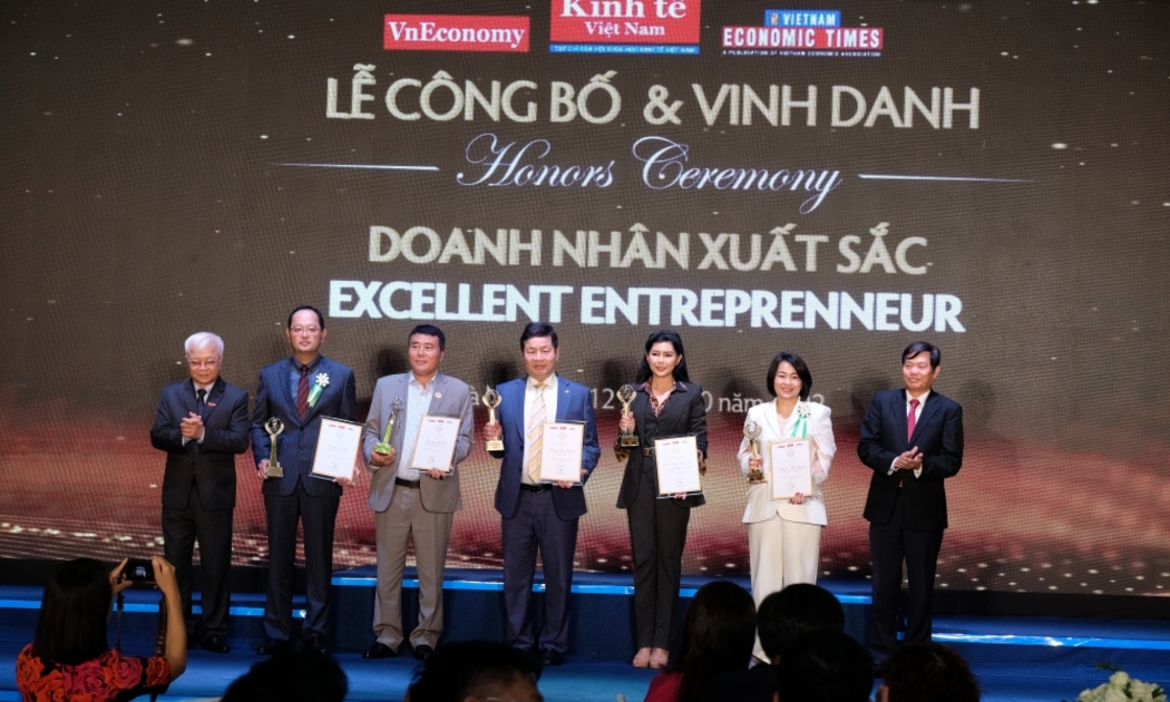 Top doanh nhân xuất sắc Việt Nam năm 2022 được trao giải tại sự kiện - Ảnh: Chu Xuân Khoa