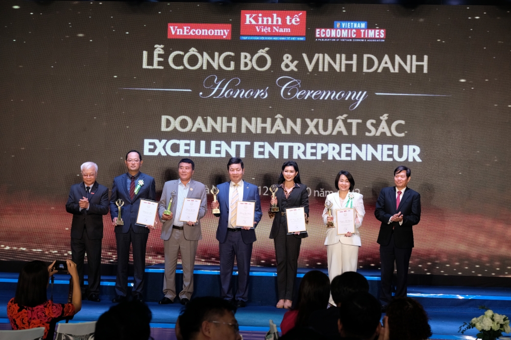 Top doanh nhân xuất sắc Việt Nam năm 2022 được trao giải tại sự kiện - Ảnh: Chu Xuân Khoa