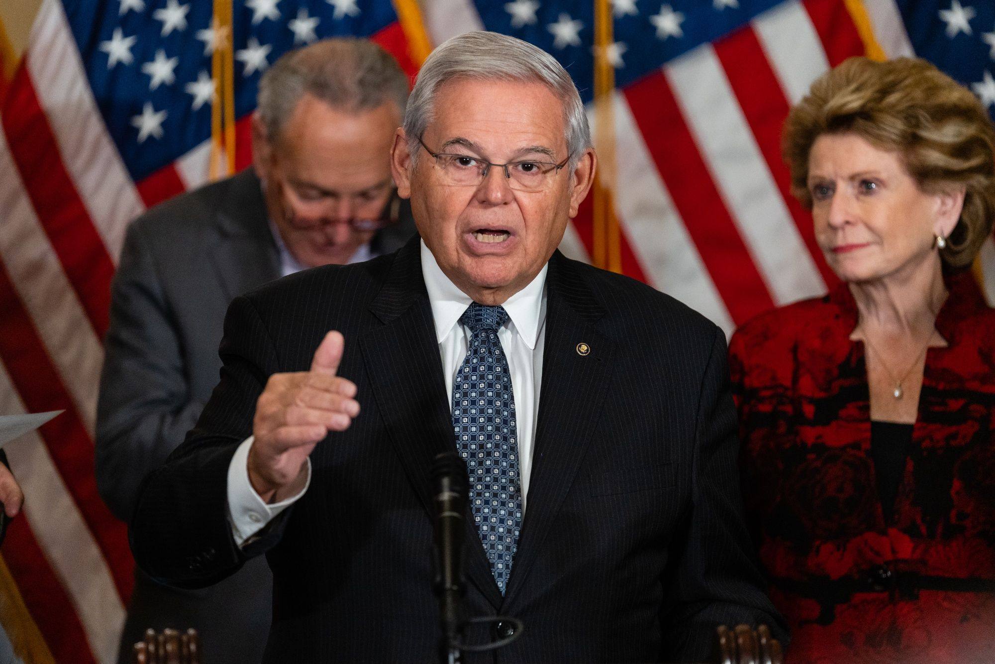 Thượng nghị sĩ Bob Menendez phát biểu trong cuộc họp báo tại Điện Capitol ở Washington vào tháng 9 - Ảnh: Bloomberg