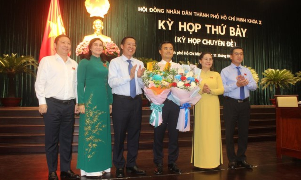 Tại kỳ họp thứ 7, HĐND TP.HCM khóa X đã bầu ông Bùi Xuân Cường (người cầm hoa), Trưởng ban Ban Quản lý đường sắt đô thị TP.HCM, giữ chức Phó Chủ tịch UBND TP.HCM nhiệm kỳ 2021-2026.