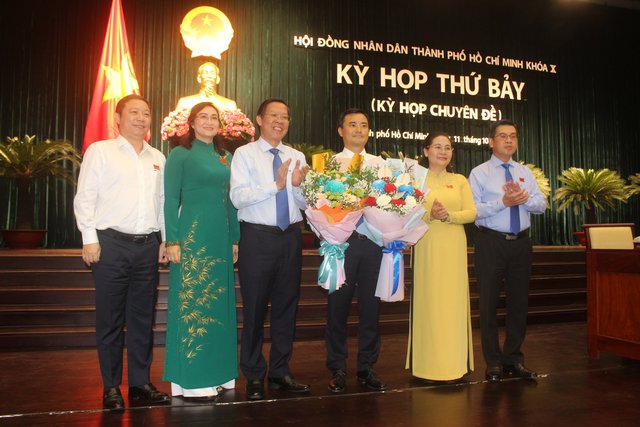 Tại kỳ họp thứ 7, HĐND TP.HCM khóa X đã bầu ông Bùi Xuân Cường (người cầm hoa), Trưởng ban Ban Quản lý đường sắt đô thị TP.HCM, giữ chức Phó Chủ tịch UBND TP.HCM nhiệm kỳ 2021-2026.