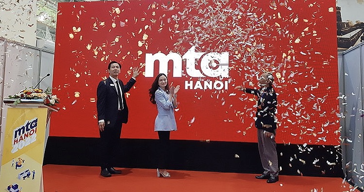 Các khách mời ấn nút khai mạc triển lãm.