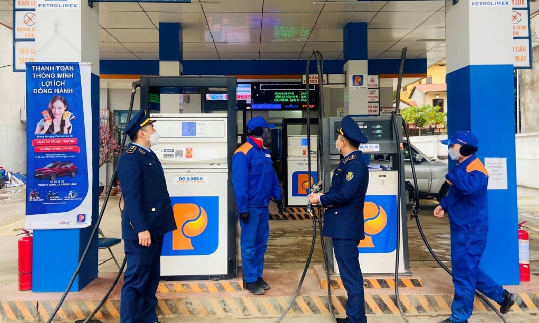 Xử lý nghiêm theo quy định pháp luật đối với các hành vi đầu cơ găm hàng, buôn lậu xăng dầu.