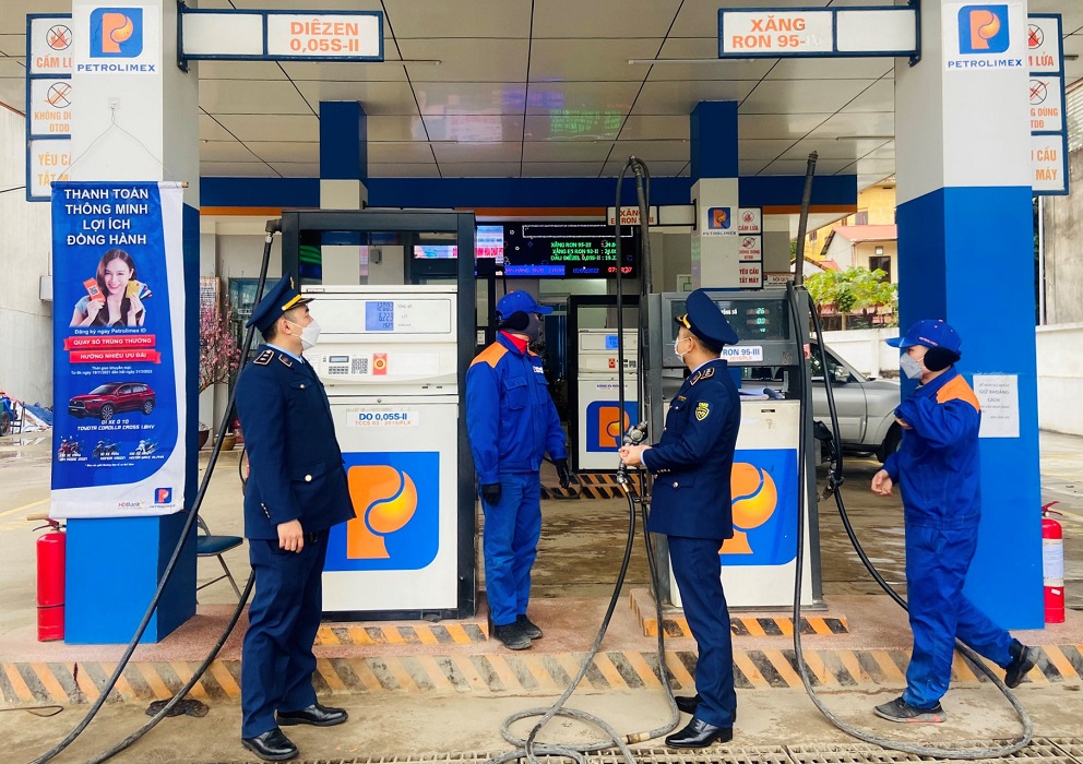 Xử lý nghiêm theo quy định pháp luật đối với các hành vi đầu cơ găm hàng, buôn lậu xăng dầu.