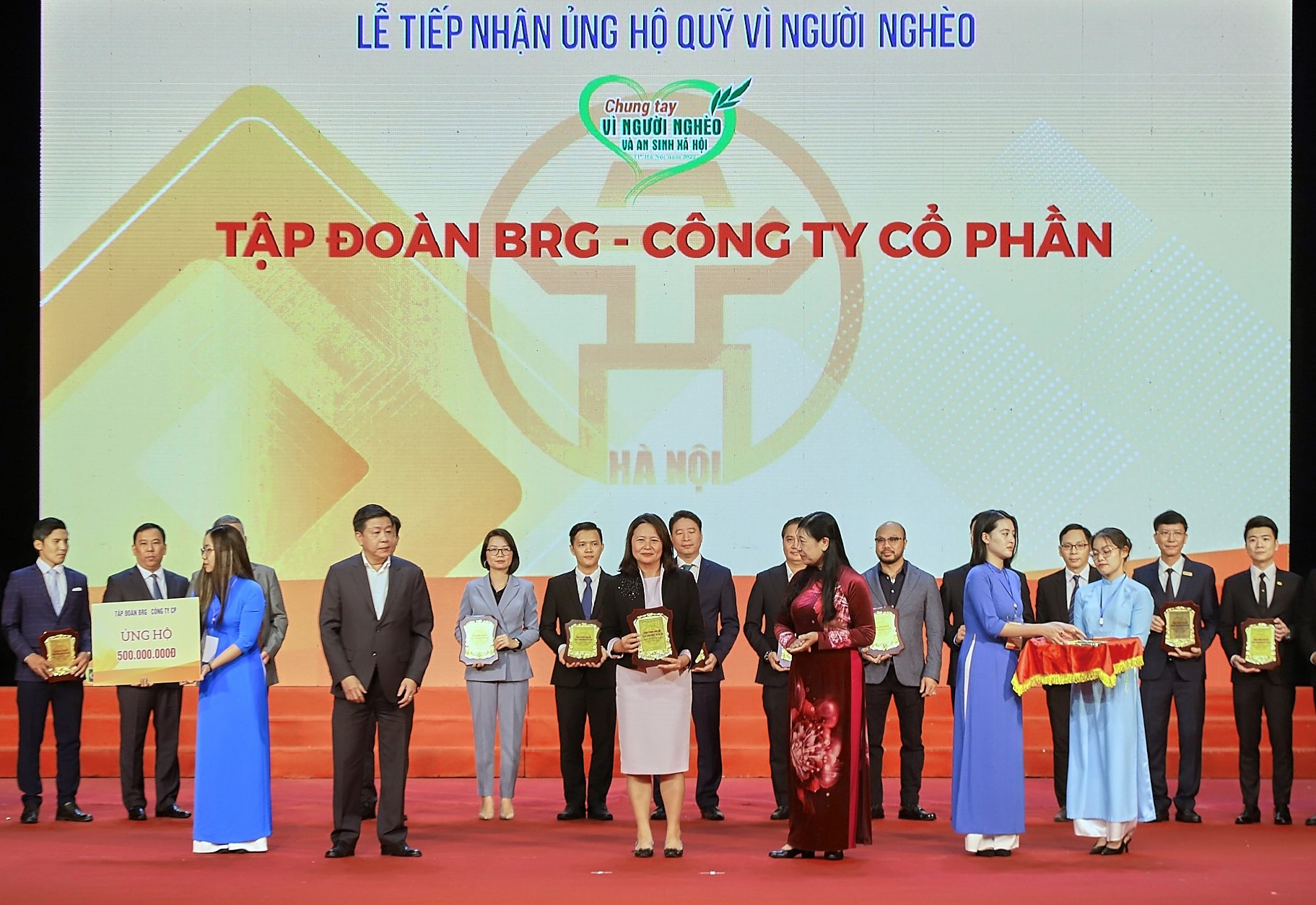 Đại diện Tập đoàn BRG trao ủng hộ 500 triệu đồng cho quỹ “Vì người nghèo”năm 2022 và nhận biểu trưng ghi nhận những đóng góp của Tập đoàn cho công tác an sinh xã hội tại Thủ đô trong suốt thời gian qua.